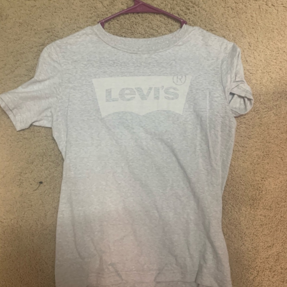 Grey Levi’s t shirt. Heather grey!!